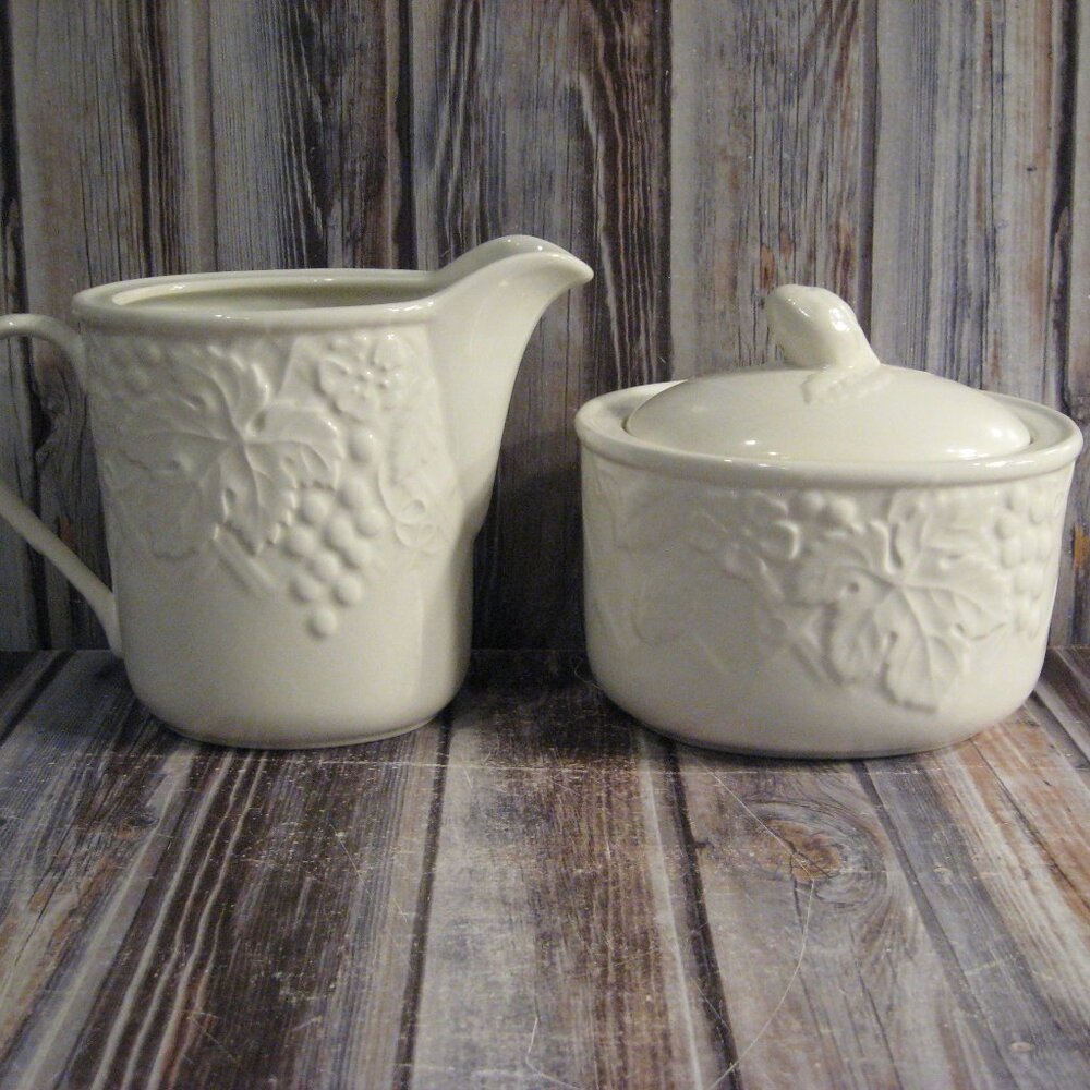 MIKASA DP900 ENGLISH COUNTRYSIDE WHITE CREAM & SUGAR SET